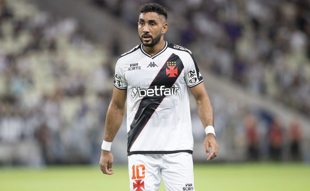 Payet volta a treinar com bola e vive expectativa de retorno no Vasco