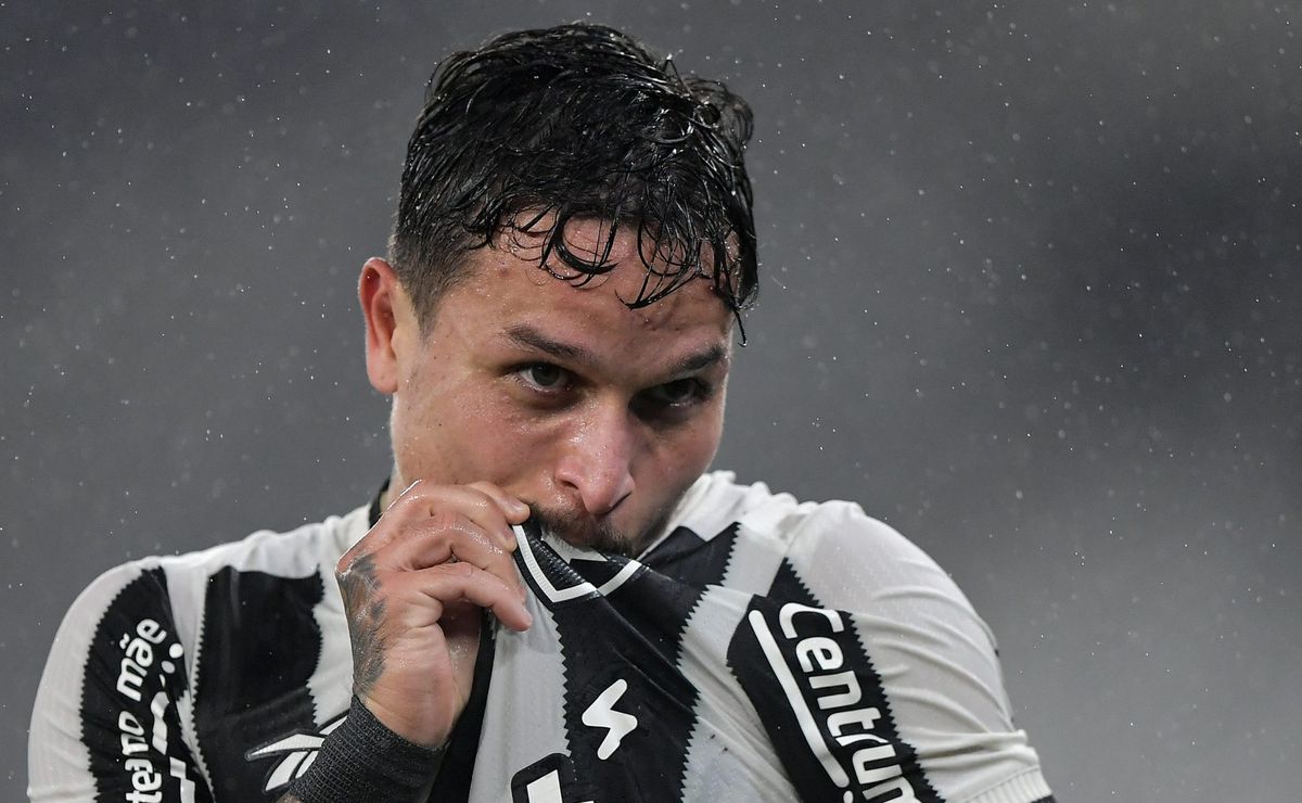 Artur sente dores na coxa e preocupa Botafogo antes do clássico contra o Flamengo
