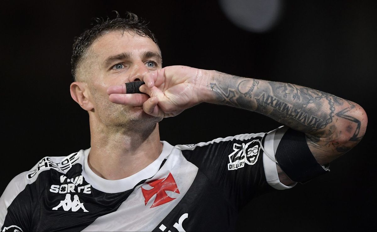 Com dois de Vegetti, e Vasco goleia o Fortaleza pelo Brasileirão Betano; veja como foi