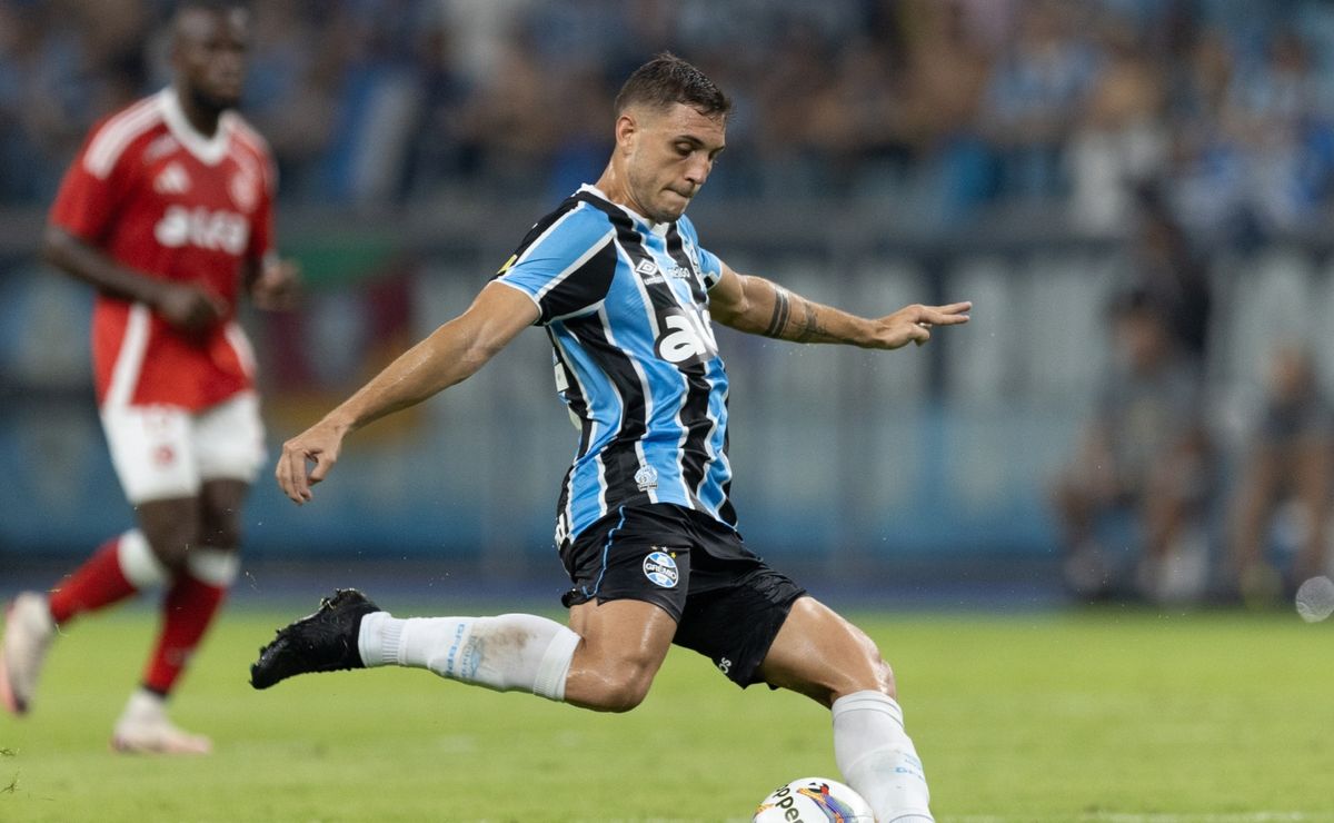 Camilo comete pênalti polêmico e torcida do Grêmio fica indignada com erro da arbitragem: “Tem que fazer algo”