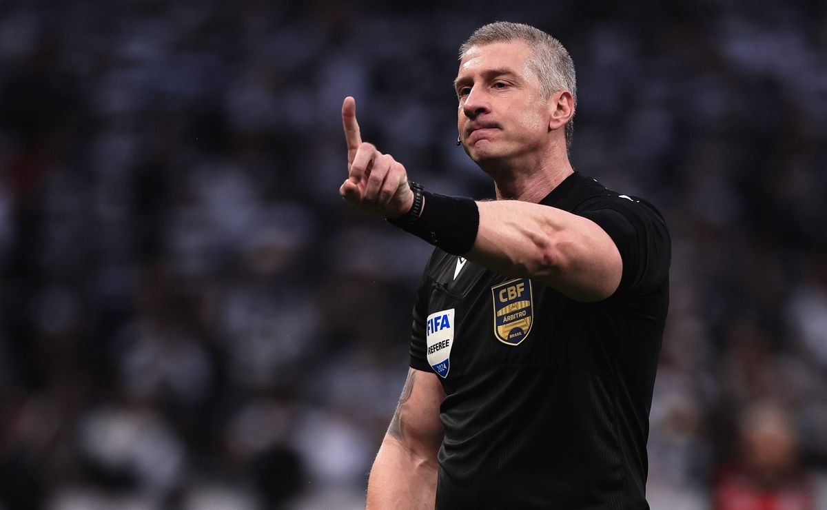 Sálvio Spínola detona atitude de Anderson Daronco durante lance polêmico em Vasco x Fortaleza
