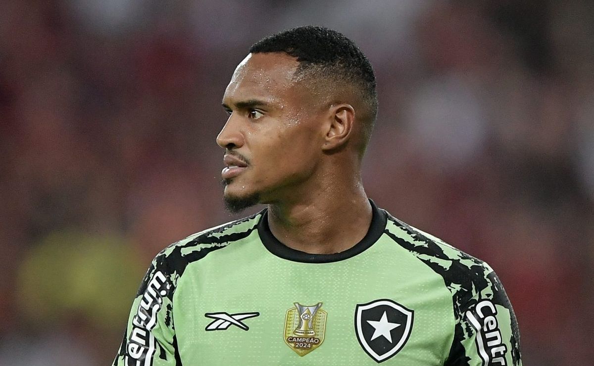 Goleiro John provoca Cebolinha em Flamengo x Botafogo e câmeras flagram cena inusitada e polêmica