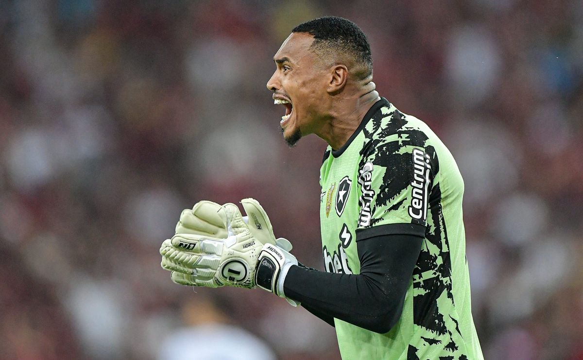 John, goleiro do Botafogo, mostra segurança no clássico diante do Flamengo e alcança bons números