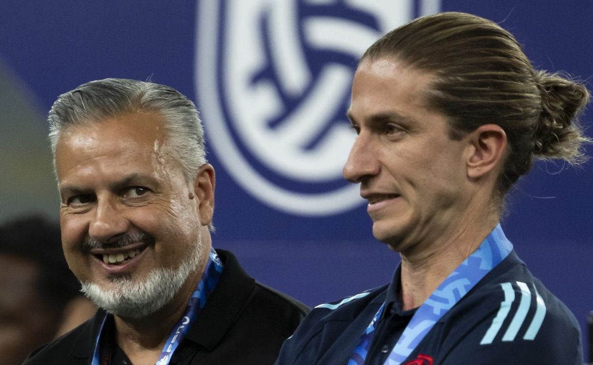 José Boto decide cobrar Filipe Luís após pouca criatividade do time nos últimos jogos
