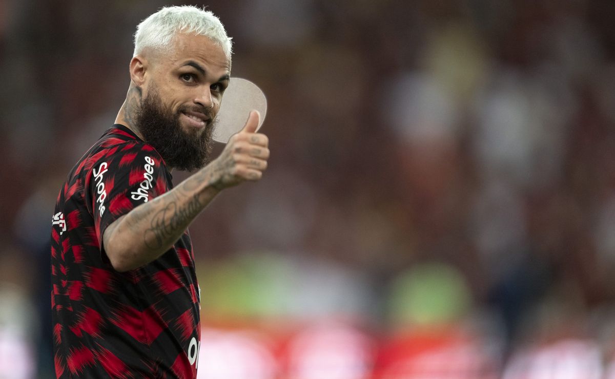 Michael tem apoio de Filipe Luís e líderes do Flamengo e quer reconquistar espaço