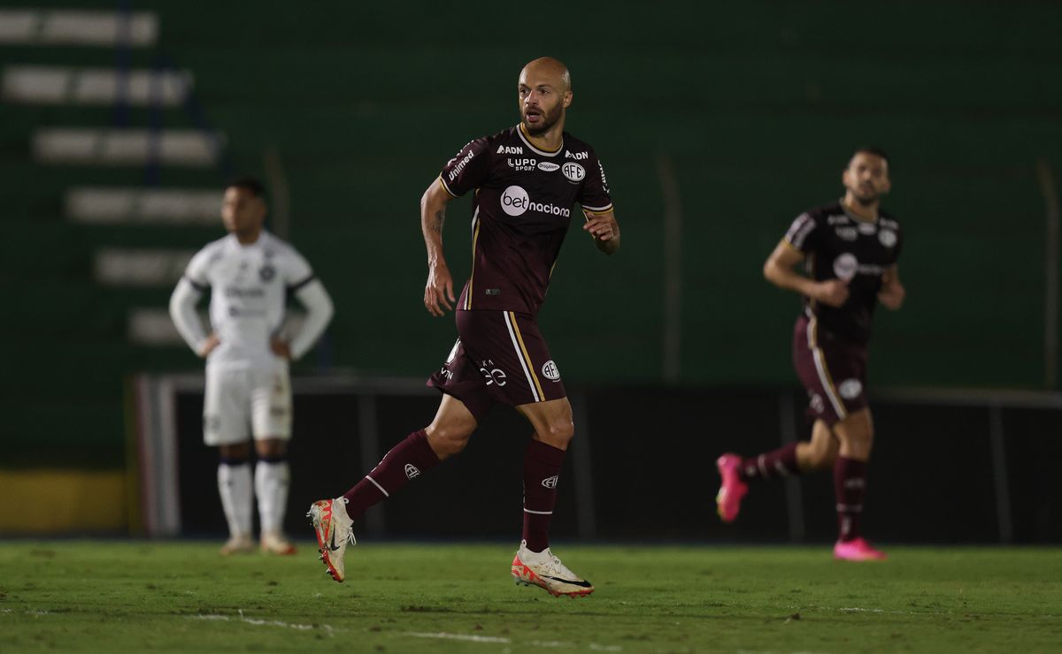 São Paulo descarta contratação de Carlão e busca soluções internas para substituir Calleri
