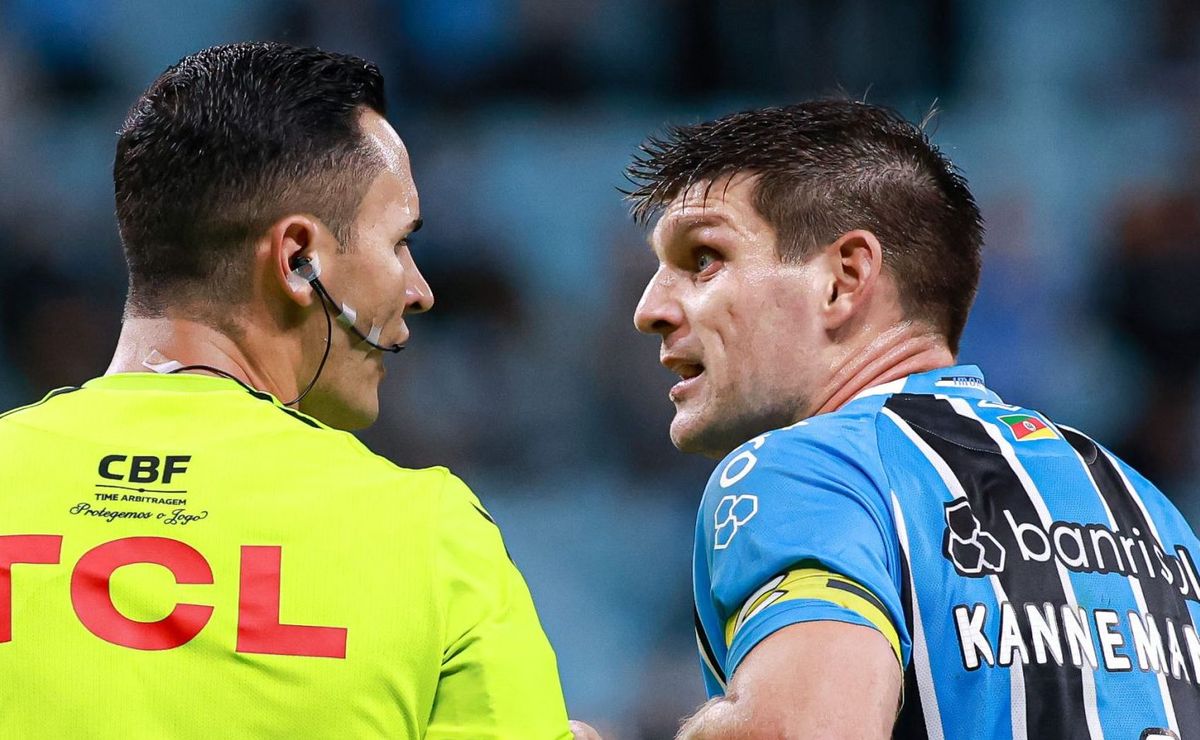 “Tem um tranco aqui”; CBF divulga áudio do VAR em lance que eliminou o Grêmio na Copa do Brasil