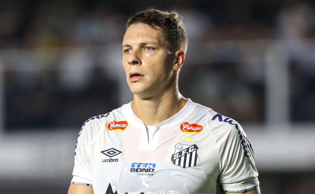Após ficar fora com Pedro Caixinha, Julio Furch volta aos planos e é inscrito no Brasileirão pelo Santos