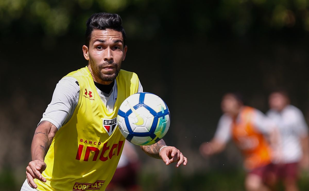 Petros está no CT do São Paulo apenas para tratamento e não negocia retorno ao clube