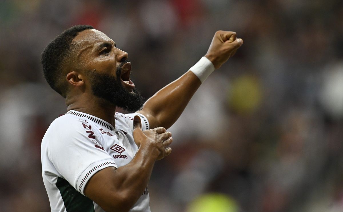 Samuel Xavier ultrapassa Mariano e entra no top 3 de laterais-artilheiros do Fluminense no século
