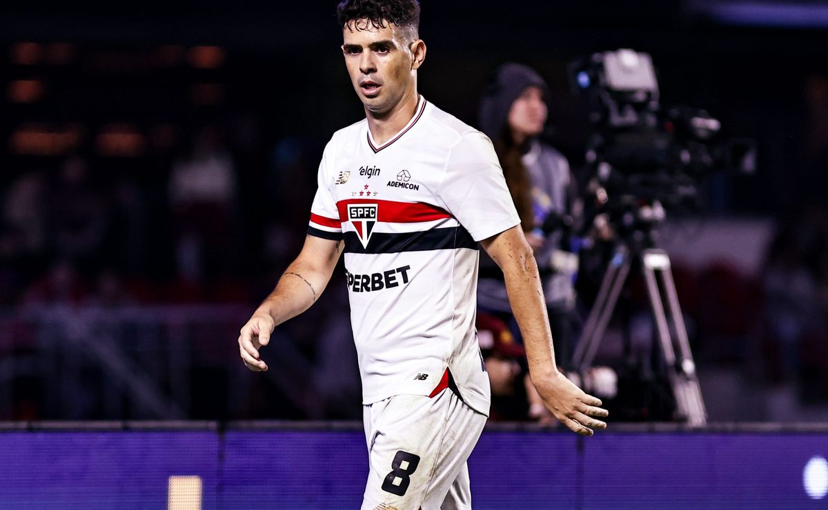 Após lesão, Oscar vira opção como volante e se destaca em nova função no São Paulo