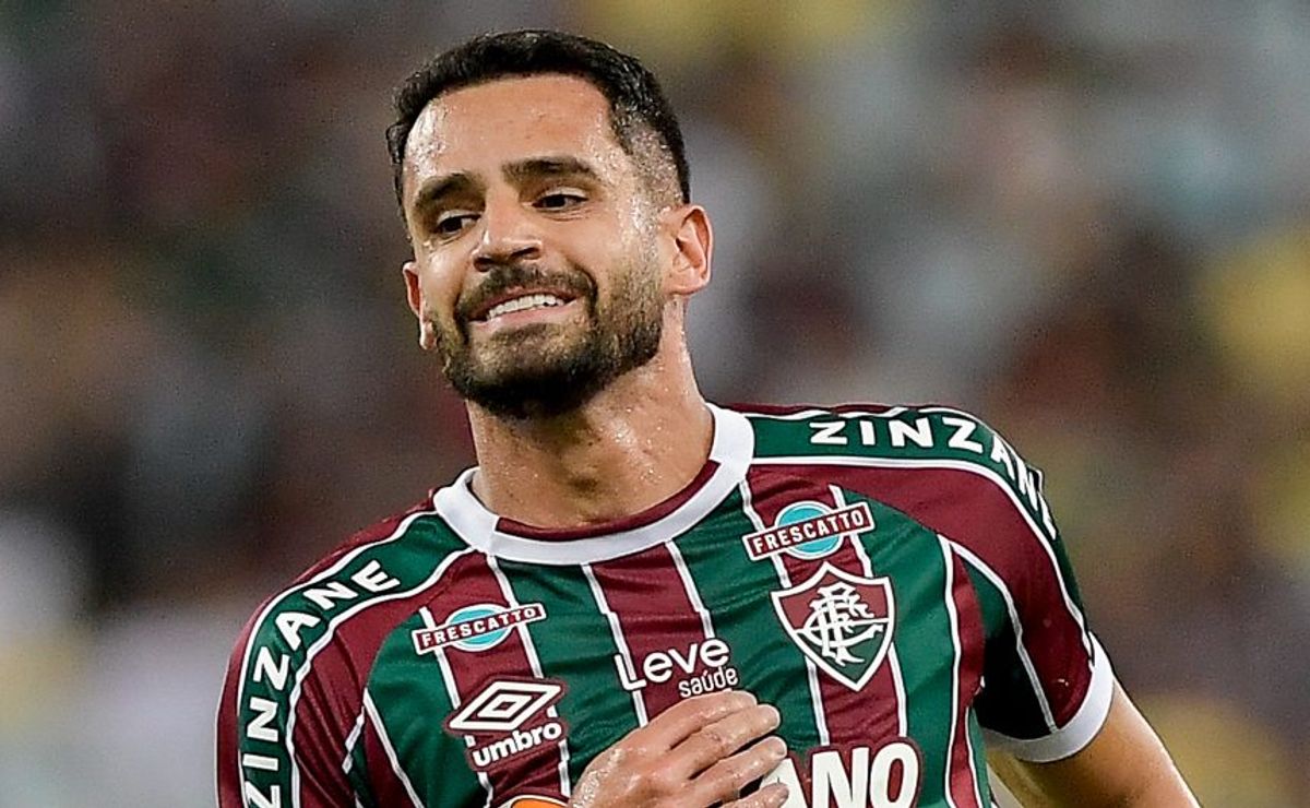 Saída de Renato Augusto faz Fluminense observar mercado em busca de substituto