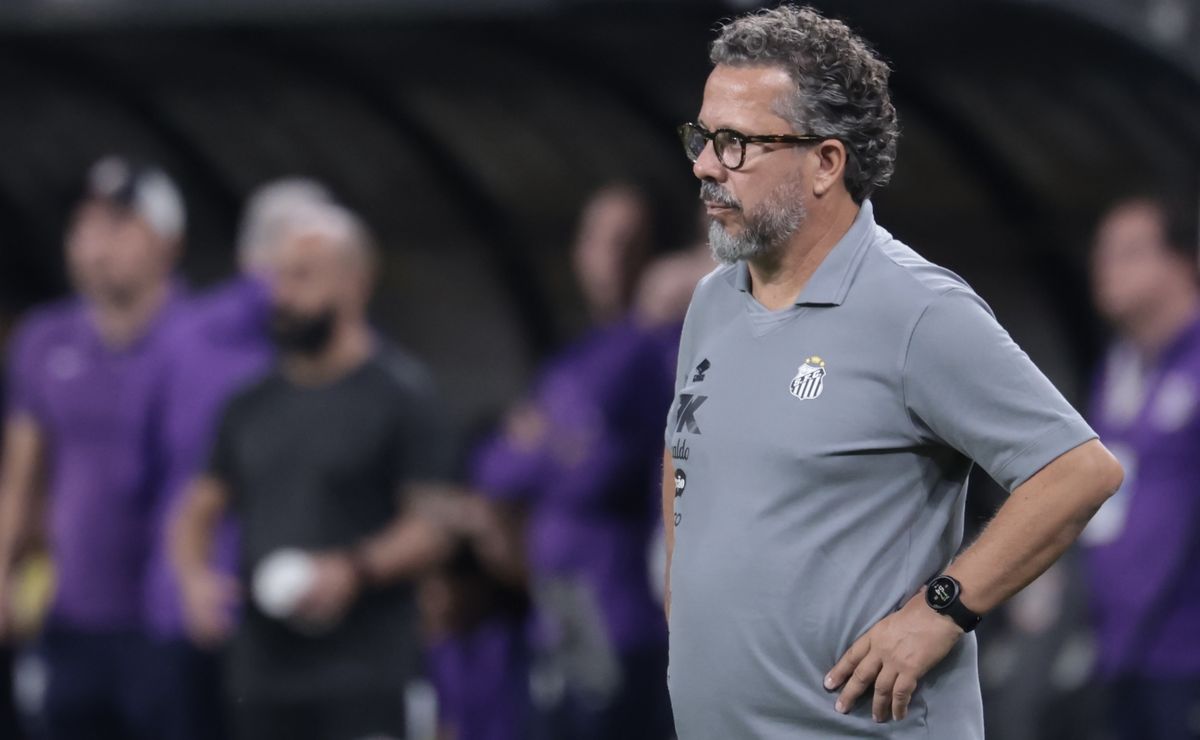 Trabalho de Cléber Xavier no Santos não evolui e torcida já começa pedidos de demissão: “Absolutamente pífio”