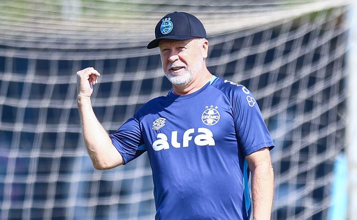 Mano Menezes indica prioridade e Grêmio busca contratação de jogador experiente para ajudar na evolução do elenco