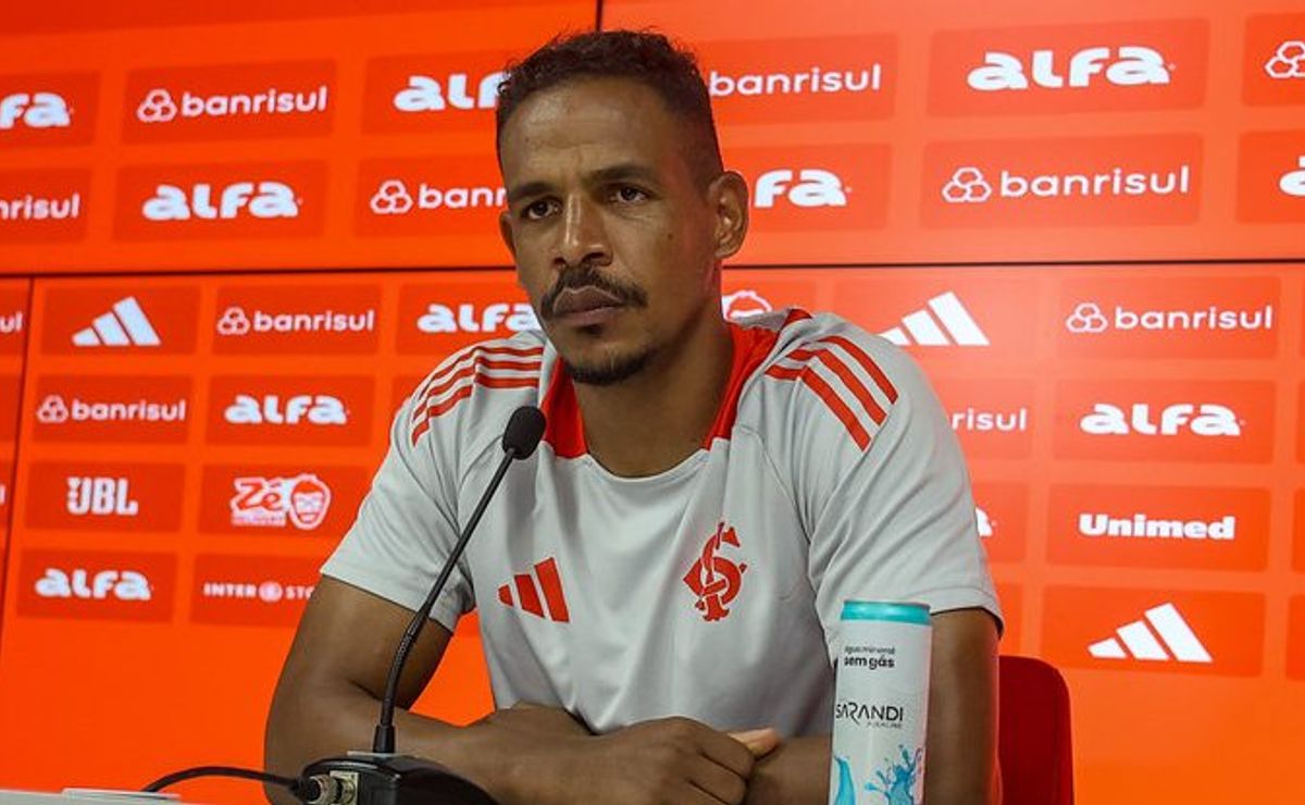 Roger abre o jogo sobre possível permanência de Fernando no Internacional: “Apto para mais temporadas”