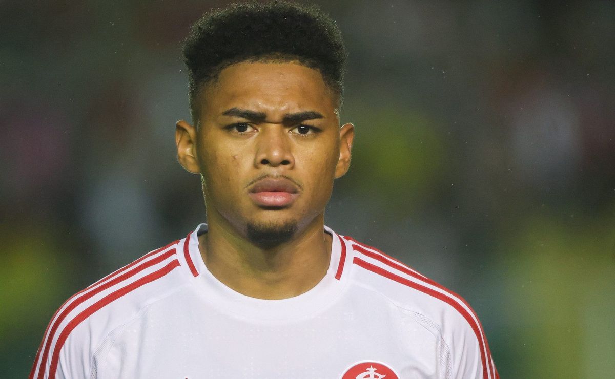 Victor Gabriel vira problema no Internacional e lesão pode afastar zagueiro por até três meses