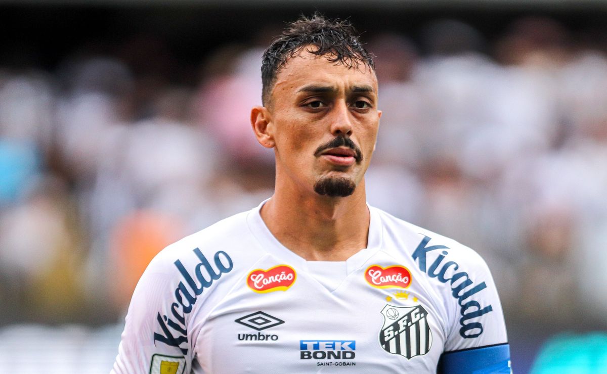 “Não adianta mandar mensagem”; Esposa de Diego Pituca rebate da torcida do Santos após interesse do Atlético-MG