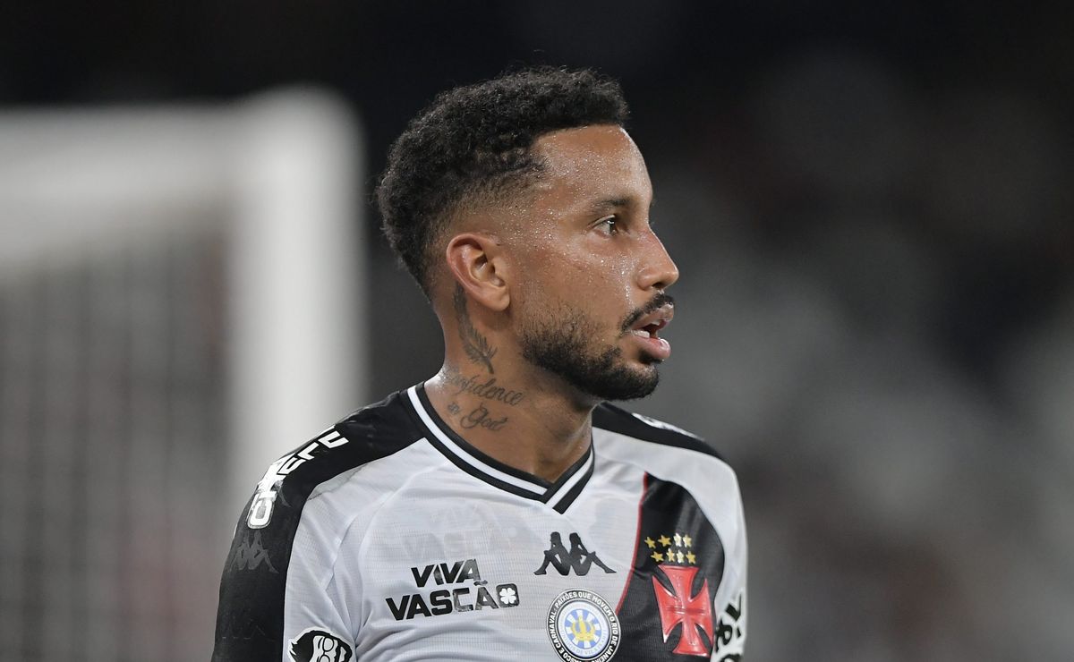 Vasco oferece volante Jair ao São Paulo em meio a polêmica sobre salário e gestão