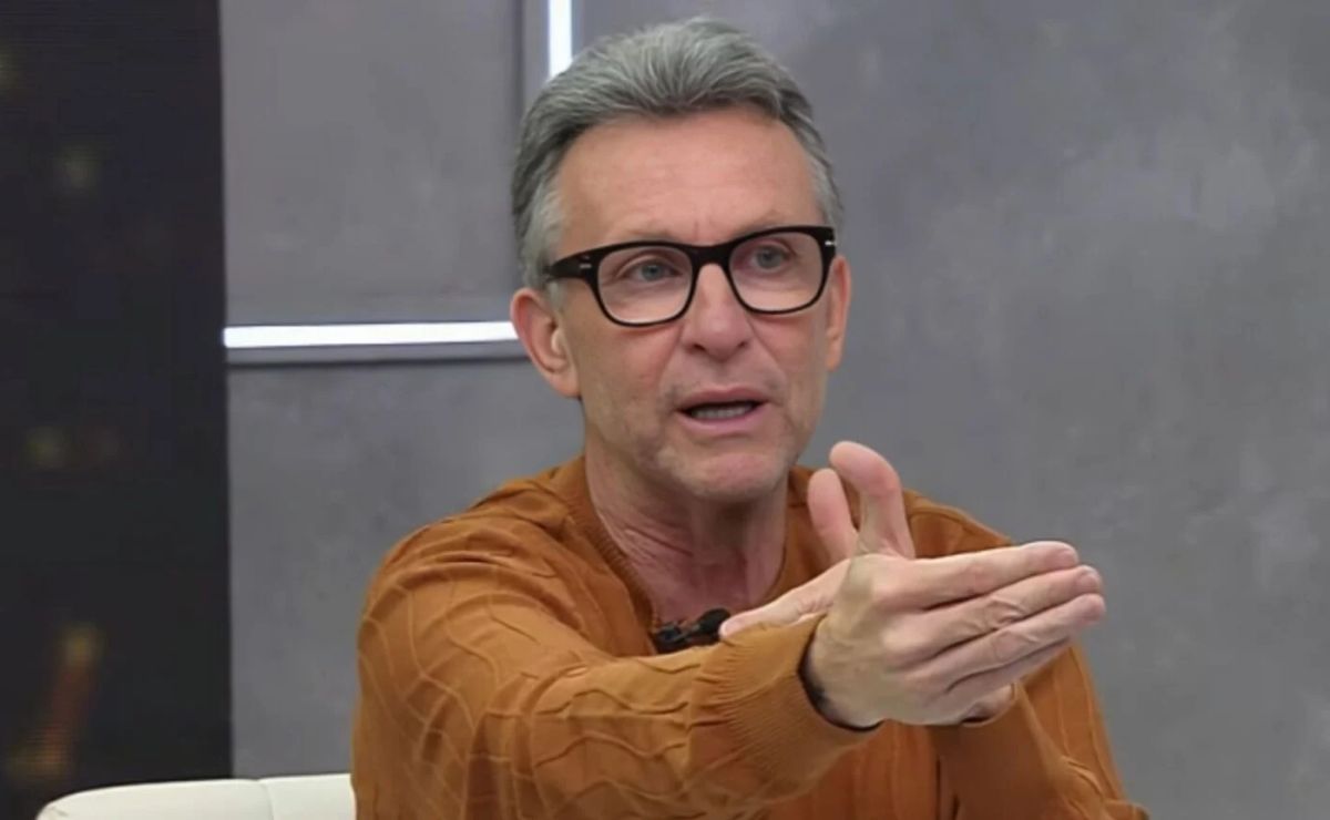 “Paga fazendo coisa errada”; Craque Neto projeta motivo do Corinthians de Augusto Melo não ter ‘quebrado’ ainda