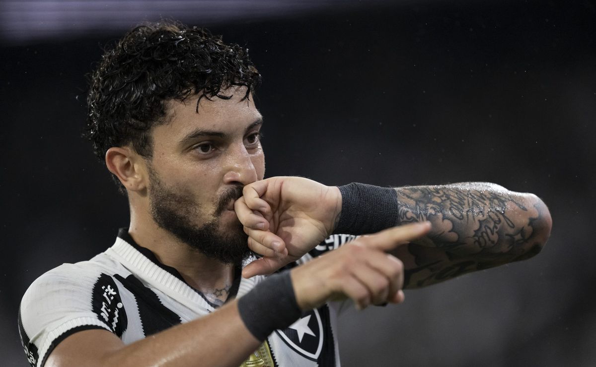 Alex Telles na mira de Ancelotti, mas garante: “Meu foco é a final de terça”