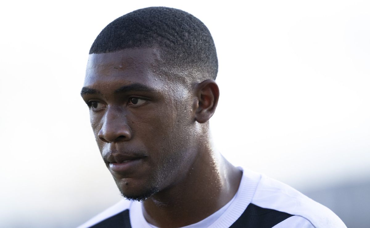 Fluminense rebate atacante Rayan após virada, provoca o Vasco e relembra Série B em postagens irônicas