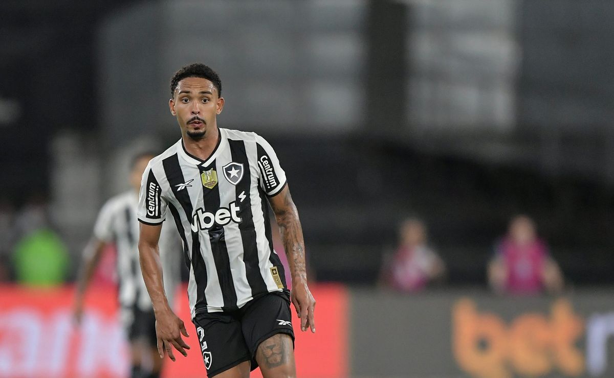 Vitinho, do Botafogo, elogia companheiros e comenta sobre função na lateral com Renato Paiva
