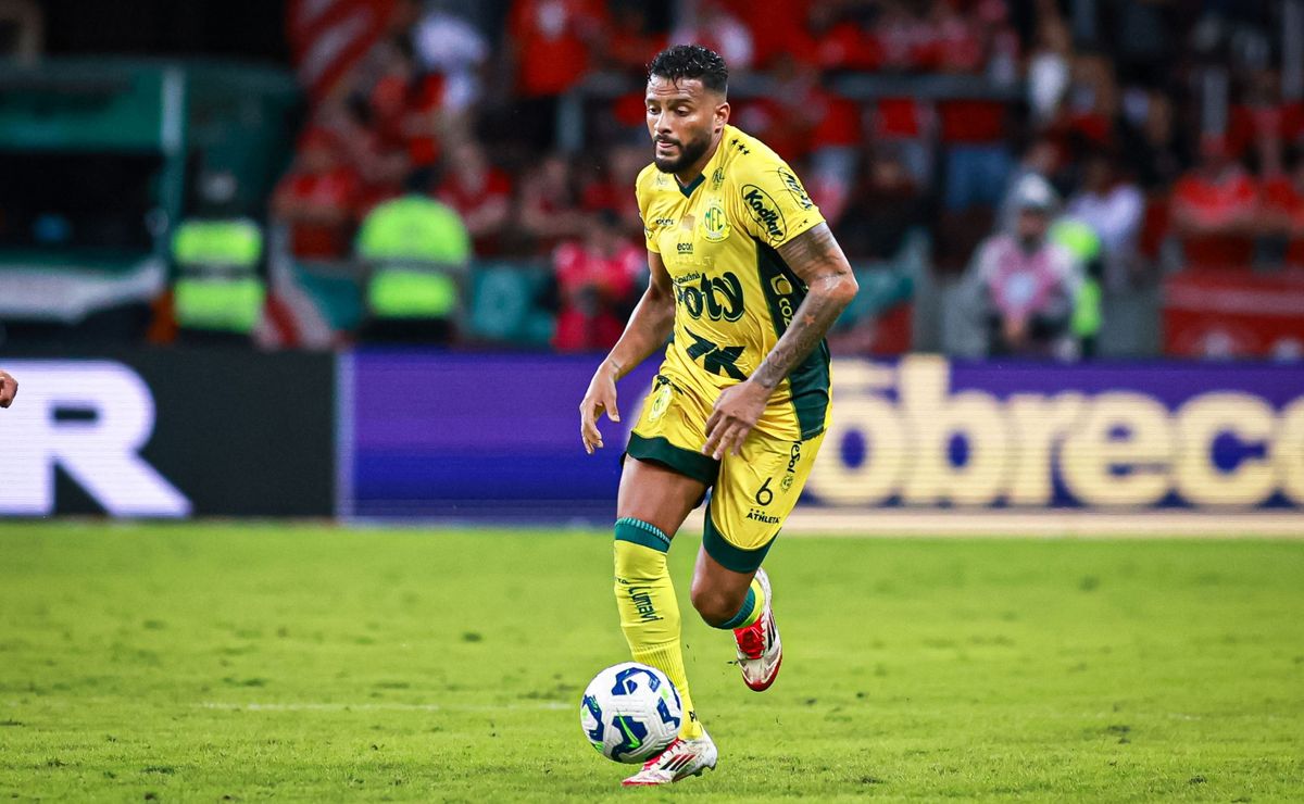 Reinaldo beija bandeira do São Paulo após marcar gol pelo Mirassol no Morumbis