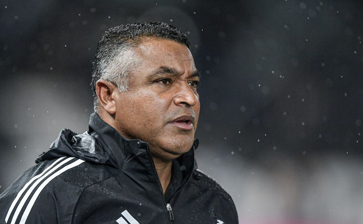 Roger testa, gira, repete… mas ponta-direita segue vaga no Inter antes do Bahia