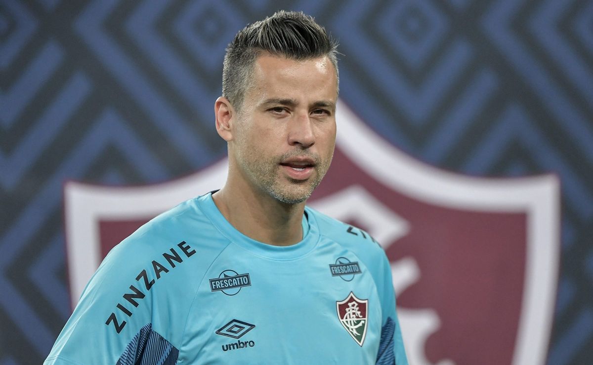 Fábio comemora renovação com o Fluminense e traça objetivo: “Dar alegria ao nosso torcedor”