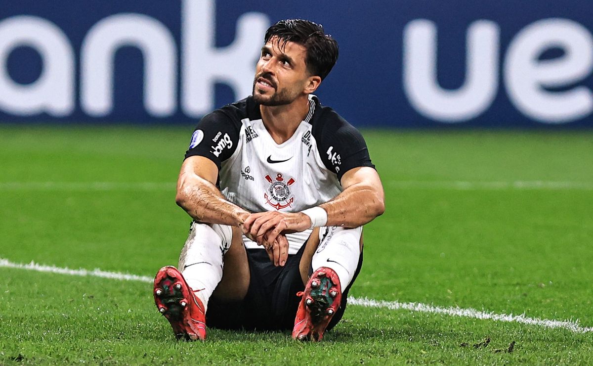 Héctor Hernández protesta contra arbitragem em duelo polêmico com o Atlético-MG