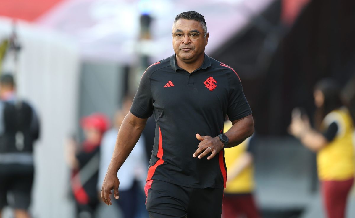 Roger Machado sofre críticas após escalar time reserva do Internacional no Brasileirão