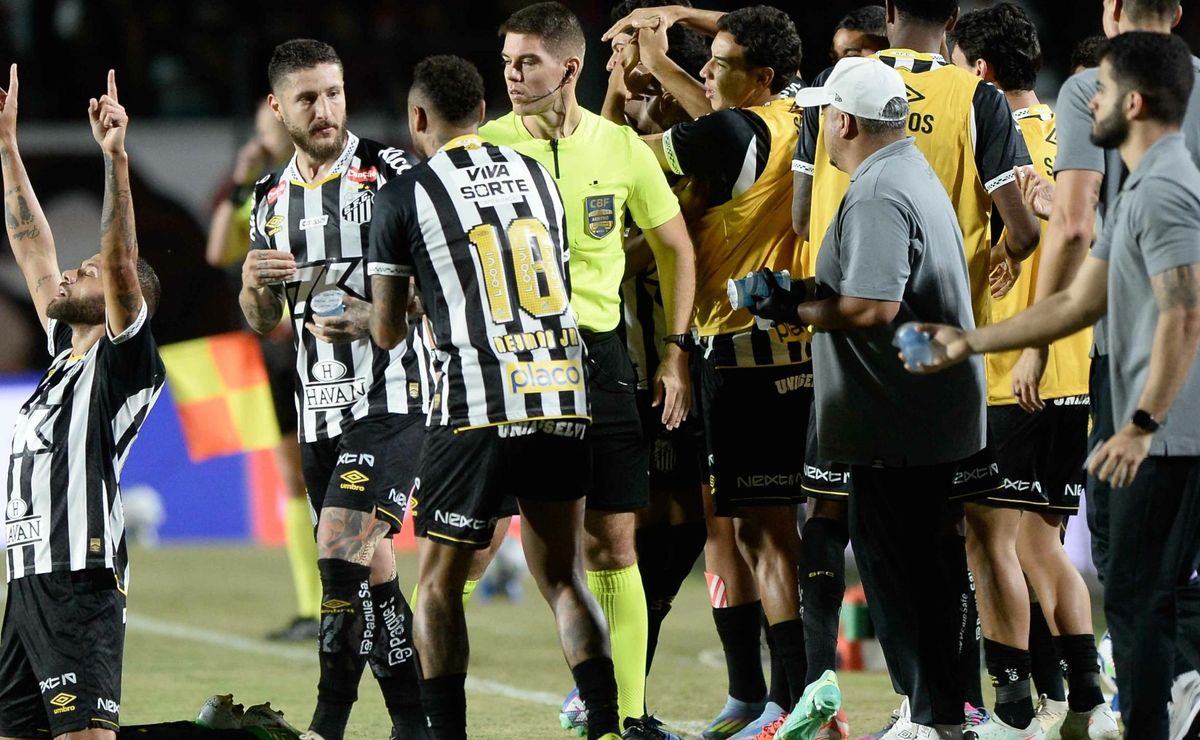 Neymar em campo e Brazão decisivo: Confira como foi o triunfo do Santos contra o Vitória pelo Brasileirão
