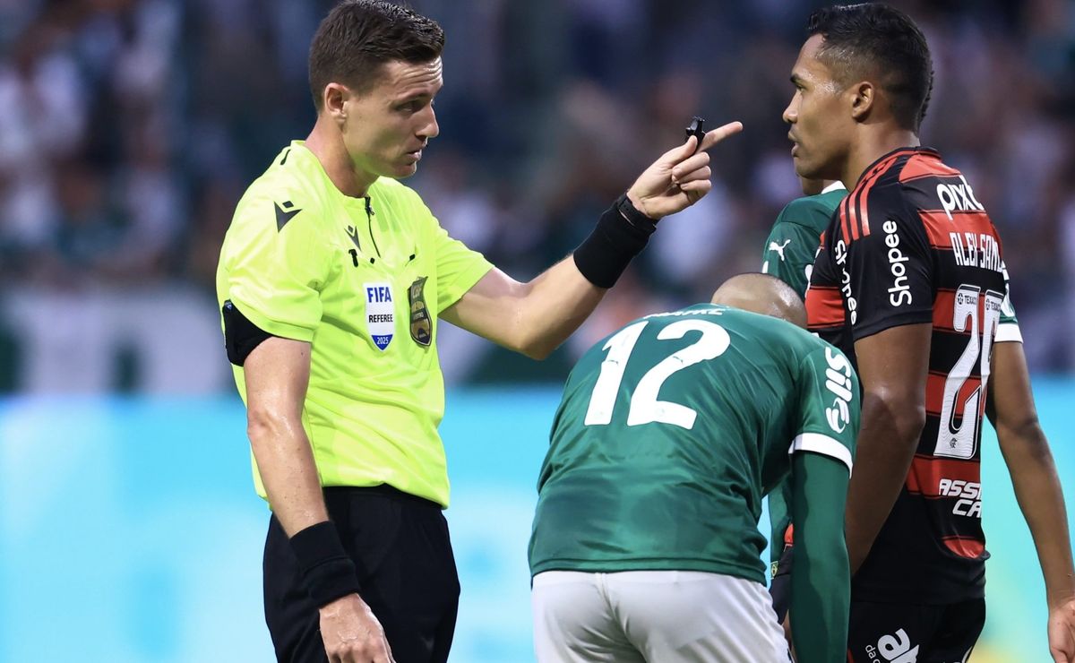 Áudio do VAR em pênalti de Varela é divulgado e aumenta polêmica em Palmeiras x Flamengo