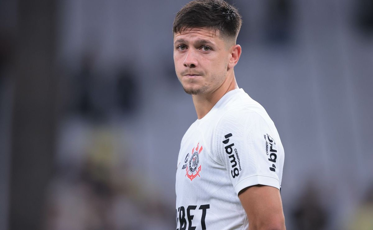 Rodrigo Garro volta a entrar em campo após dois meses fora por lesão e vê Corinthians ser eliminado da Sul-Americana