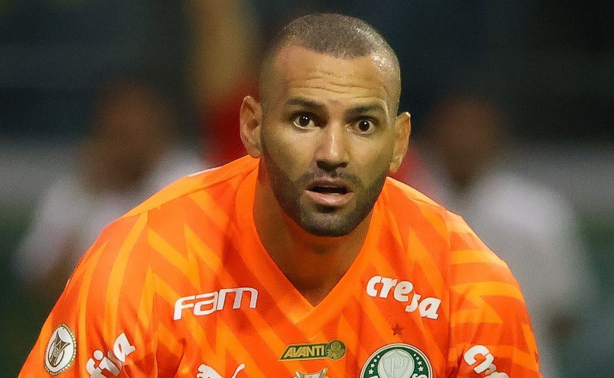 Weverton jogando pelo São Paulo teve contato feito com aumento salarial antes de chegar ao Palmeiras