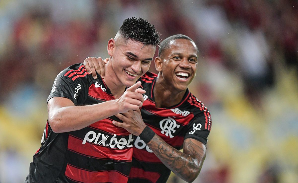 Everton exerce opção de compra e Carlos Alcaraz deixa o Flamengo