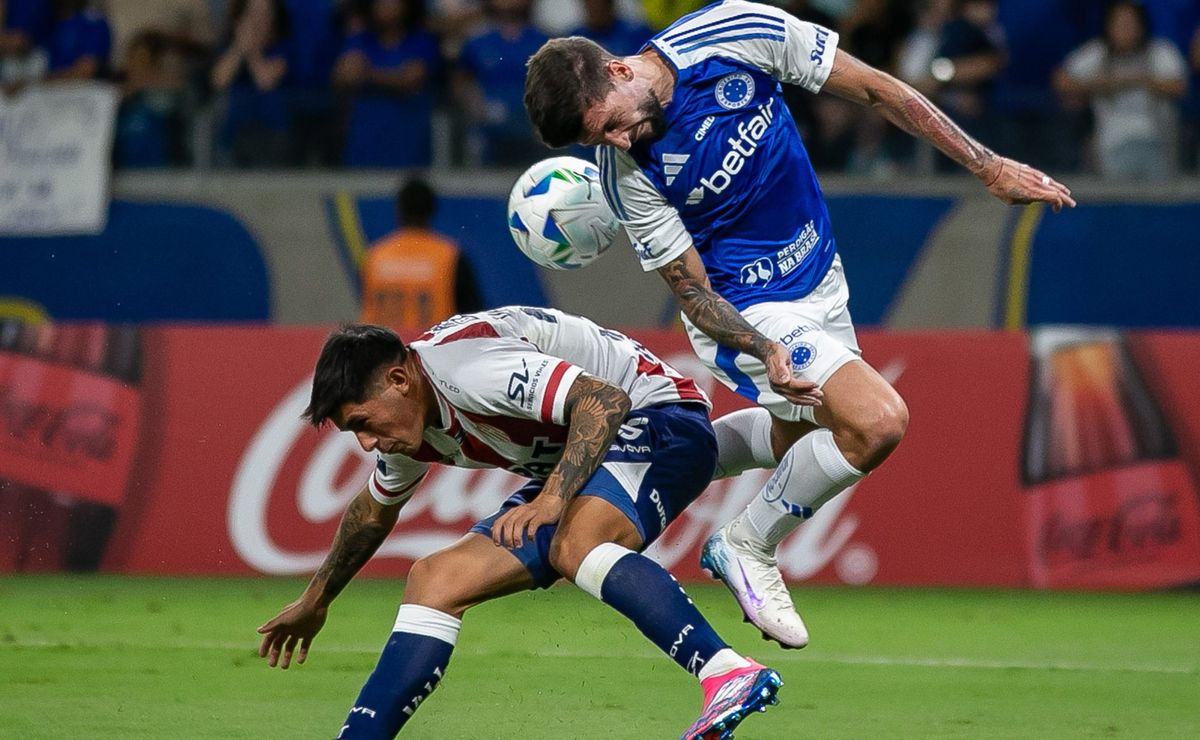 Expulsão e time alternativo: Confira como foi o empate entre Cruzeiro x Unión Santa Fe pela Sul-Americana