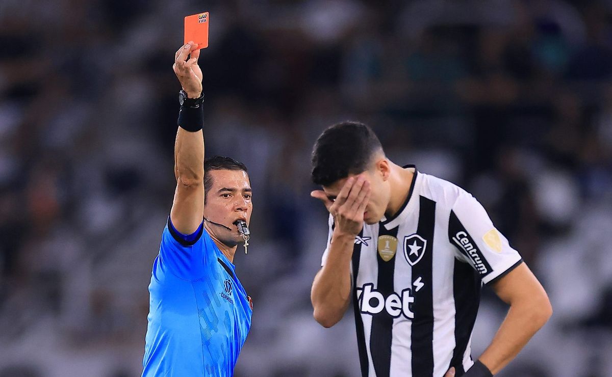Jair, do Botafogo, é denunciado pela Conmebol e pode pegar gancho maior na Libertadores