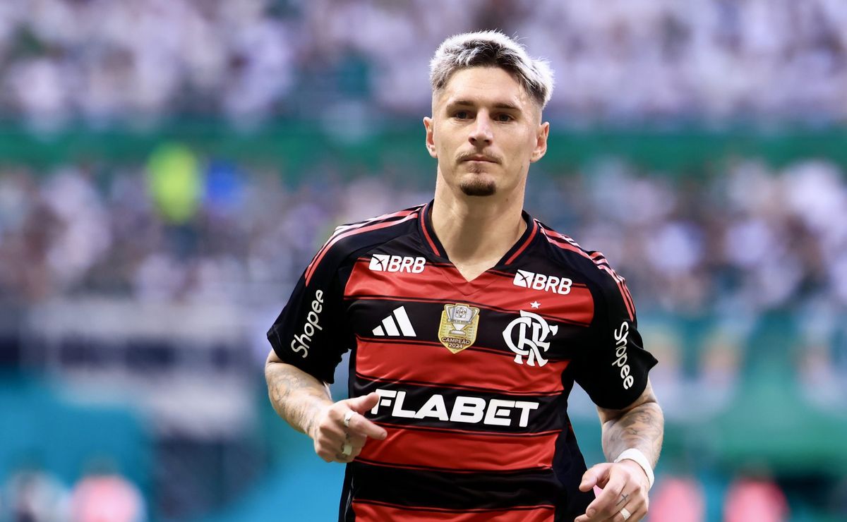 Flamengo intensifica negociações para renovar com Varela, “queridinho” de Filipe Luís