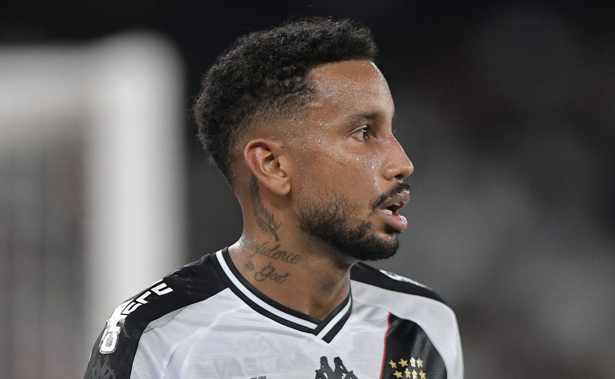Jair é procurado pelo Vasco para renovação, mas salário do volante deve ser reduzido