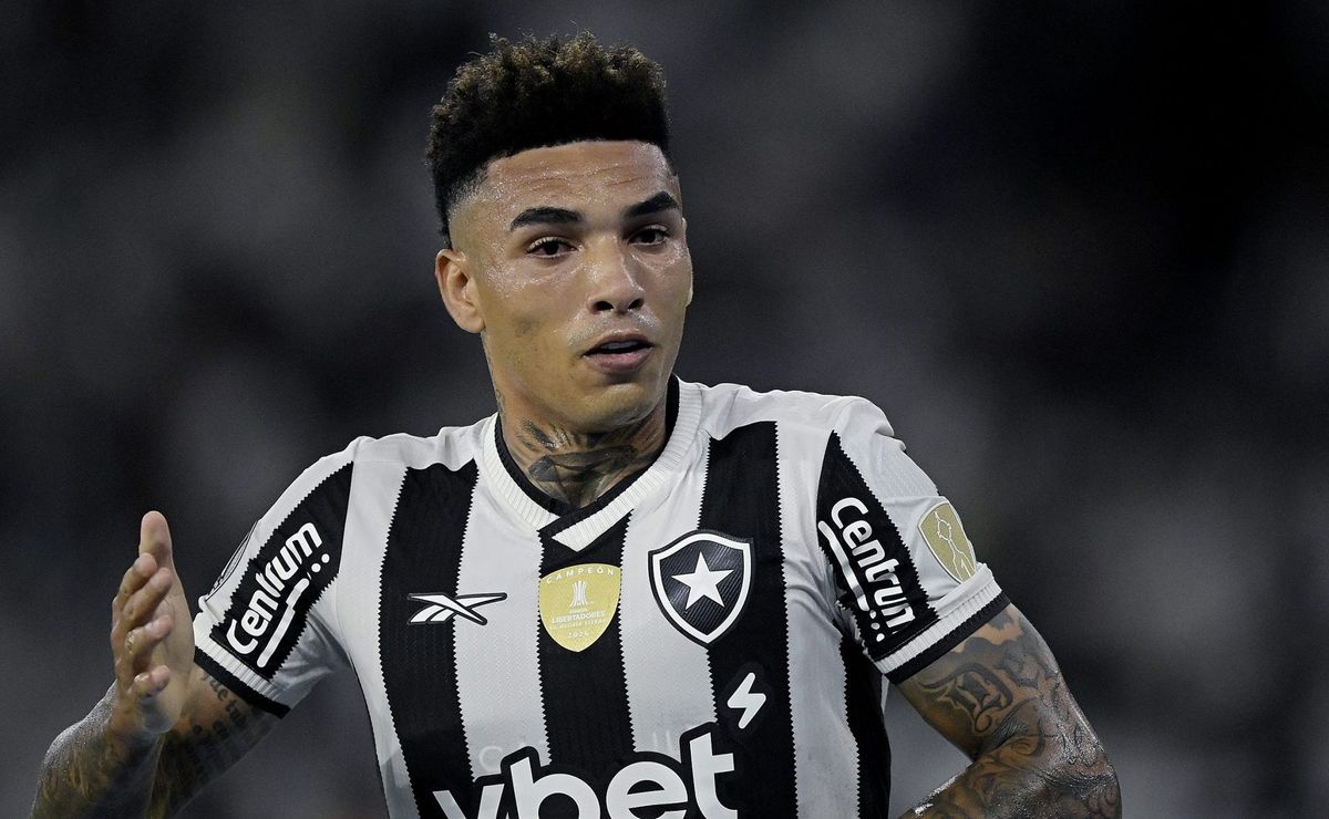 Igor Jesus ainda não está convicto sobre saída do Botafogo e irá se reunir com a família