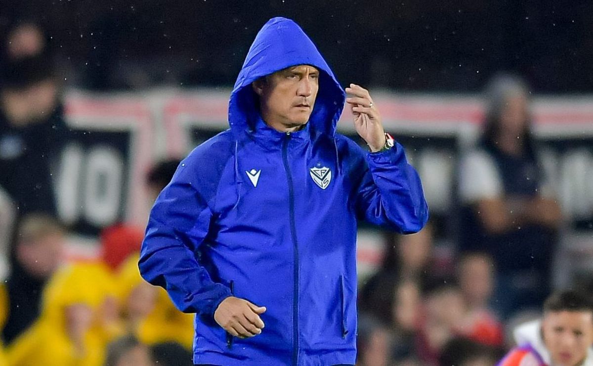 Técnico do Vélez admite possível saída de Álvaro Montoro, alvo do Botafogo