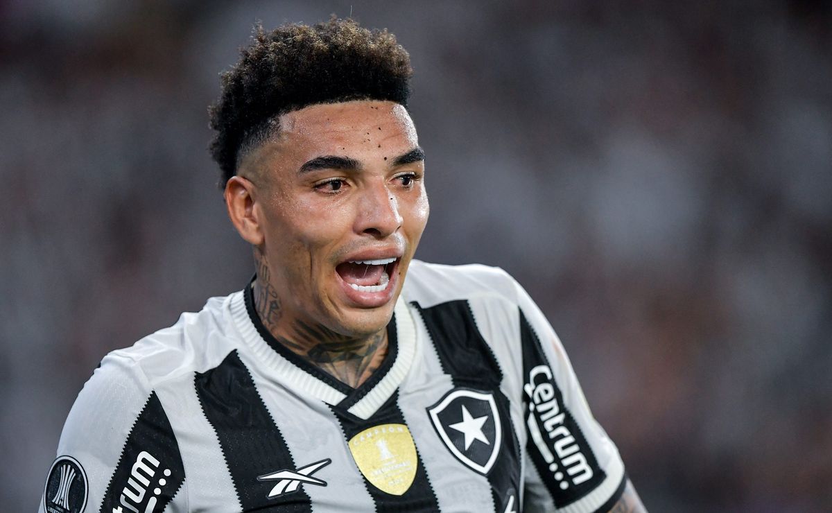 Nottingham Forest faz oferta oficial por Jair, zagueiro do Botafogo, após proposta por Igor Jesus