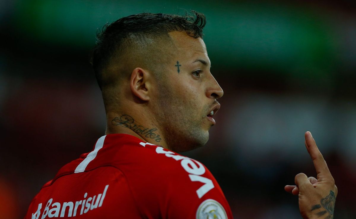 Ex-jogador do Internacional, Nico López pode voltar a jogar no Brasil após proposta do Fluminense