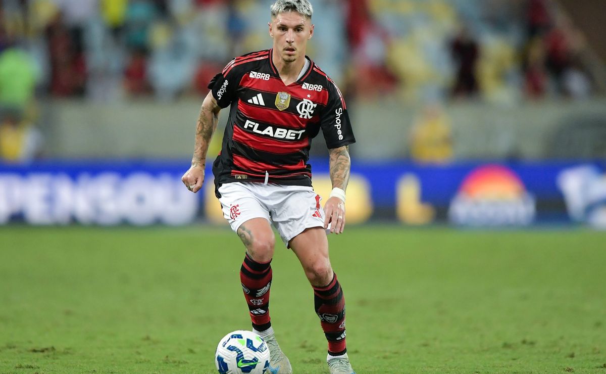 Varela acalma torcida do Flamengo sobre renovação e diz que acerto está por detalhes