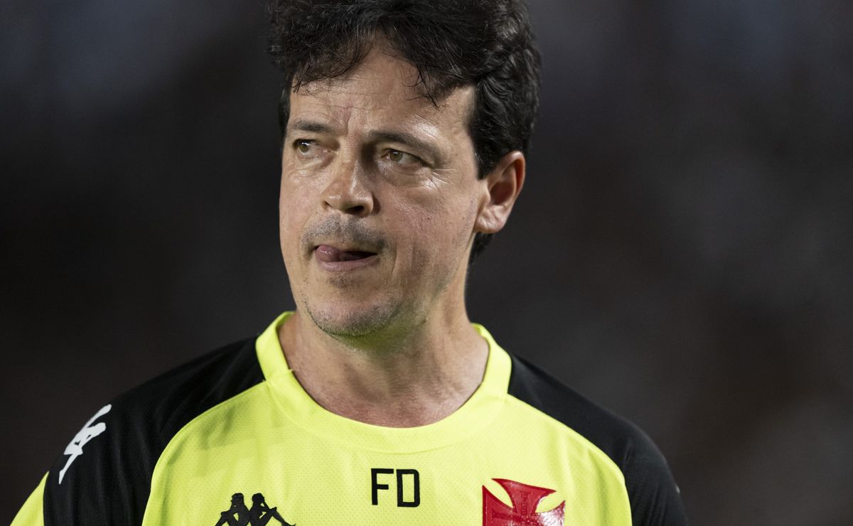 Torcida do Vasco fica indignada com trabalho de Fernando Diniz após apagão em derrota para o Bragantino