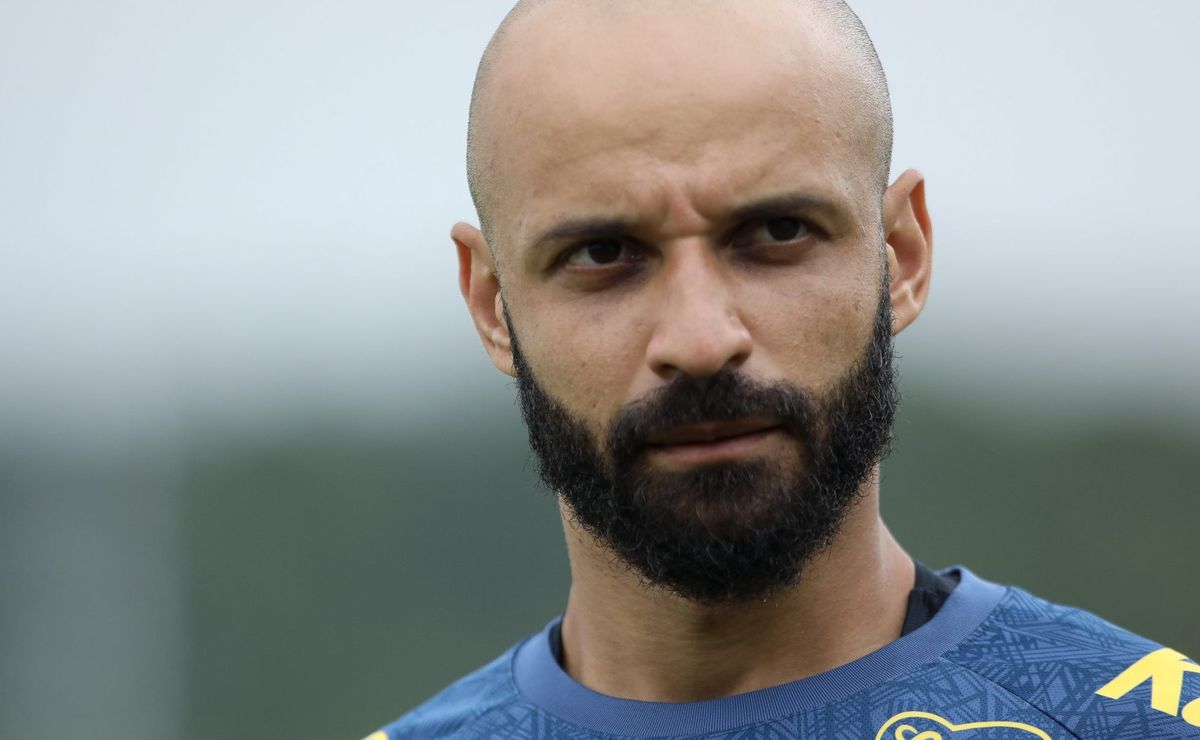 Thaciano está de saída do Santos e ausência de relacionados contra Botafogo partiu de Marcelo Teixeira