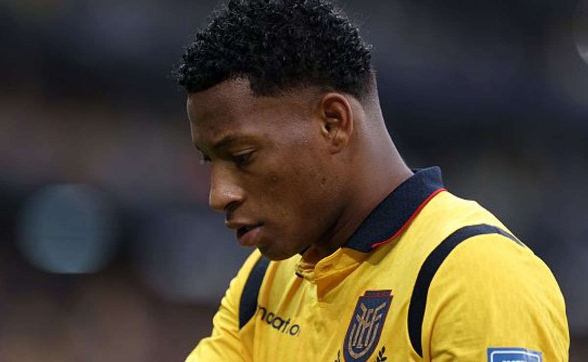 “Escândalo no futebol equatoriano”; Flamengo recebe apoio da imprensa do Equador por polêmica com Gonzalo Plata