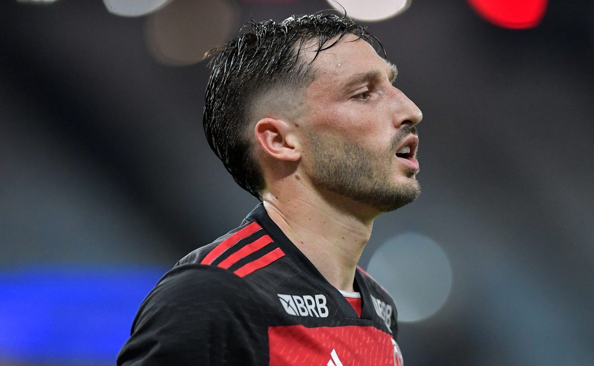 Matías Viña volta a ser relacionado no Flamengo após 10 meses fora por grave lesão