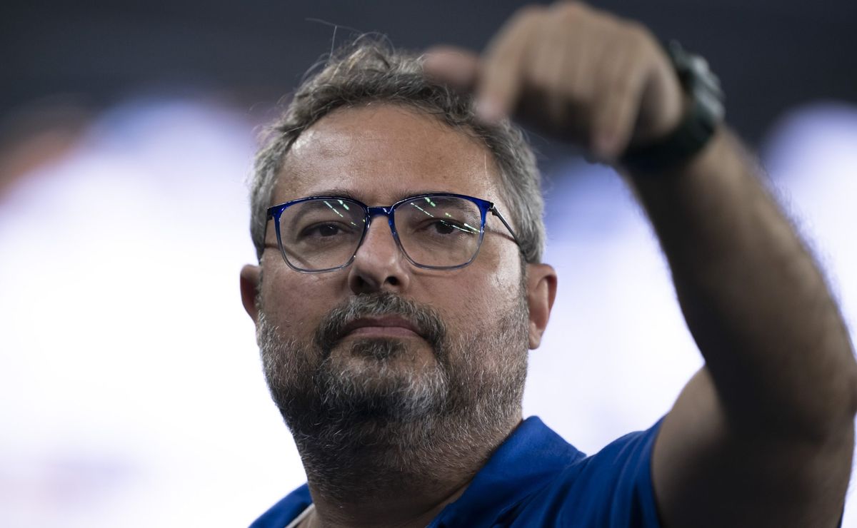Alexandre Mattos tem 1ª decisão no Santos e define sobre demissão de Cléber Xavier